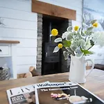 Pearl & Spice Hideaways - 2 Two Bedroom Nearby - Part Of The The Bay Filey Village With Pool, Gym And Direct Access, Pub, Restaurant, Tennis And Meadows Walks