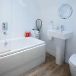 Pearl & Spice Hideaways - 2 Two Bedroom Nearby - Part Of The The Bay Filey Village With Pool, Gym And Direct Access, Pub, Restaurant, Tennis And Meadows Walks Holiday home Reighton
