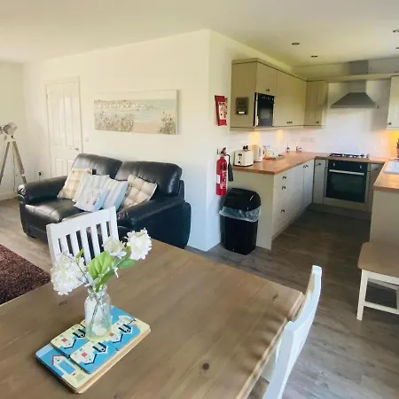 Pearl & Spice Hideaways - 2 Two Bedroom Cottages Nearby - Part Of The The Bay Filey Holiday Village With Pool, Gym And Direct Beach Access, Pub, Restaurant, Tennis And Meadows Walks *