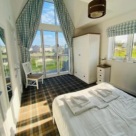 Ferienhaus Pearl & Spice Hideaways - 2 Two Bedroom Cottages Nearby - Part Of The The Bay Filey Holiday Village With Pool, Gym And Direct Beach Access, Pub, Restaurant, Tennis And Meadows Walks