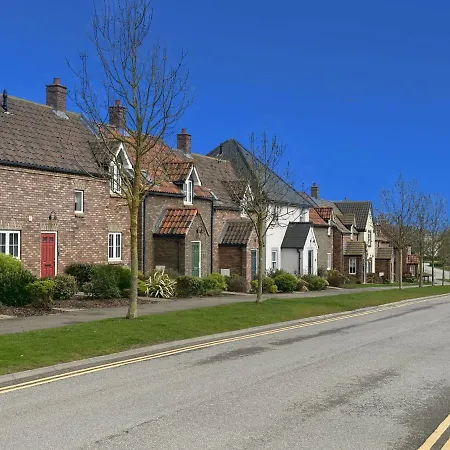 Pearl & Spice Hideaways - 2 Two Bedroom Cottages Nearby - Part Of The The Bay Filey Holiday Village With Pool, Gym And Direct Beach Access, Pub, Restaurant, Tennis And Meadows Walks * Reighton
