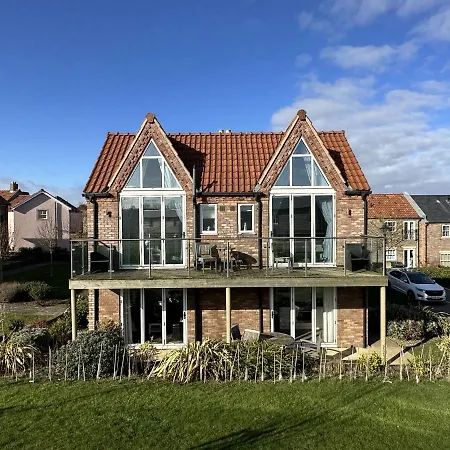 Pearl & Spice Hideaways - 2 Two Bedroom Cottages Nearby - Part Of The The Bay Filey Holiday Village With Pool, Gym And Direct Beach Access, Pub, Restaurant, Tennis And Meadows Walks Ferienhaus Reighton