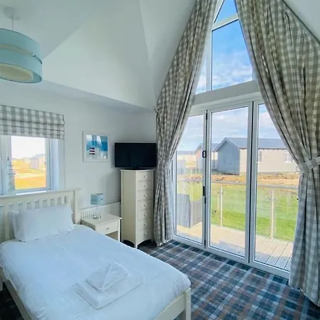 Ferienhaus Pearl & Spice Hideaways - 2 Two Bedroom Cottages Nearby - Part Of The The Bay Filey Holiday Village With Pool, Gym And Direct Beach Access, Pub, Restaurant, Tennis And Meadows Walks *