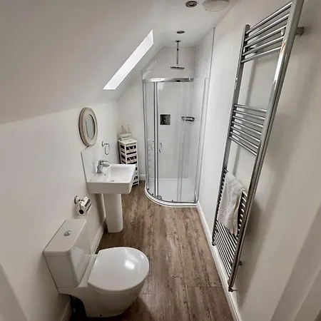 Pearl & Spice Hideaways - 2 Two Bedroom Cottages Nearby - Part Of The The Bay Filey Holiday Village With Pool, Gym And Direct Beach Access, Pub, Restaurant, Tennis And Meadows Walks *