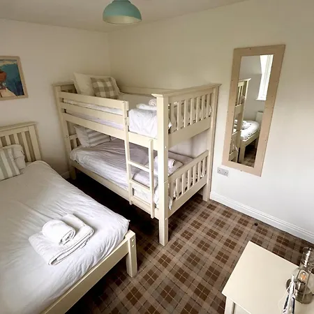 Pearl & Spice Hideaways - 2 Two Bedroom Cottages Nearby - Part Of The The Bay Filey Holiday Village With Pool, Gym And Direct Beach Access, Pub, Restaurant, Tennis And Meadows Walks Ferienhaus