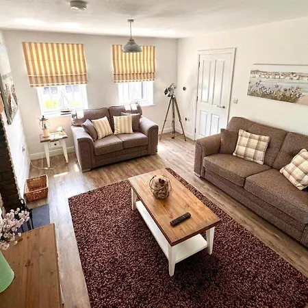 Ferienhaus Pearl & Spice Hideaways - 2 Two Bedroom Cottages Nearby - Part Of The The Bay Filey Holiday Village With Pool, Gym And Direct Beach Access, Pub, Restaurant, Tennis And Meadows Walks Reighton
