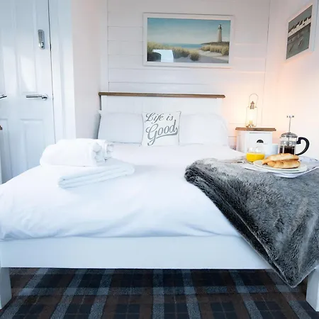 Ferienhaus Pearl & Spice Hideaways - 2 Two Bedroom Cottages Nearby - Part Of The The Bay Filey Holiday Village With Pool, Gym And Direct Beach Access, Pub, Restaurant, Tennis And Meadows Walks Reighton