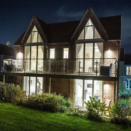 Ferienhaus Pearl & Spice Hideaways - 2 Two Bedroom Cottages Nearby - Part Of The The Bay Filey Holiday Village With Pool, Gym And Direct Beach Access, Pub, Restaurant, Tennis And Meadows Walks Reighton