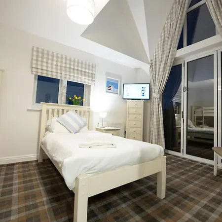 Pearl & Spice Hideaways - 2 Two Bedroom Cottages Nearby - Part Of The The Bay Filey Holiday Village With Pool, Gym And Direct Beach Access, Pub, Restaurant, Tennis And Meadows Walks * Reighton