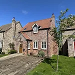 Pearl & Spice Hideaways - 2 Two Bedroom Nearby - Part Of The The Bay Filey Village With Pool, Gym And Direct Access, Pub, Restaurant, Tennis And Meadows Walks Tatil Evi