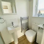 Pearl & Spice Hideaways - 2 Two Bedroom Nearby - Part Of The The Bay Filey Village With Pool, Gym And Direct Access, Pub, Restaurant, Tennis And Meadows Walks Tatil Evi