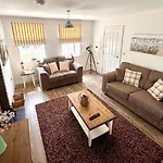 Tatil Evi Pearl & Spice Hideaways - 2 Two Bedroom Nearby - Part Of The The Bay Filey Village With Pool, Gym And Direct Access, Pub, Restaurant, Tennis And Meadows Walks Reighton