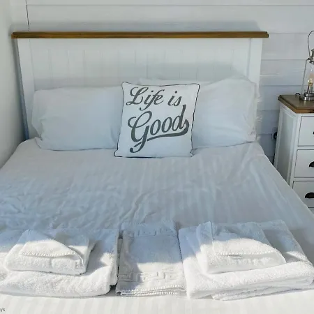 Pearl & Spice Hideaways - 2 Two Bedroom Nearby - Part Of The The Bay Filey Village With Pool, Gym And Direct Access, Pub, Restaurant, Tennis And Meadows Walks Feriehus Reighton