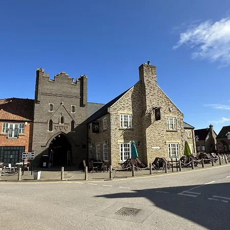 Pearl & Spice Hideaways - 2 Two Bedroom Nearby - Part Of The The Bay Filey Village With Pool, Gym And Direct Access, Pub, Restaurant, Tennis And Meadows Walks *