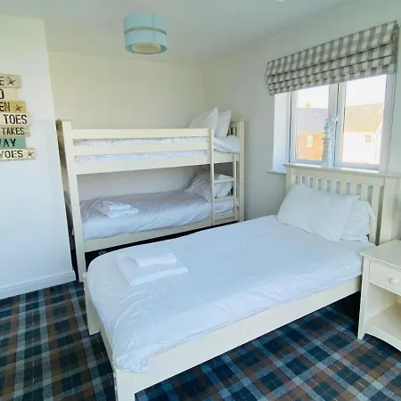 Pearl & Spice Hideaways - 2 Two Bedroom Nearby - Part Of The The Bay Filey Village With Pool, Gym And Direct Access, Pub, Restaurant, Tennis And Meadows Walks *
