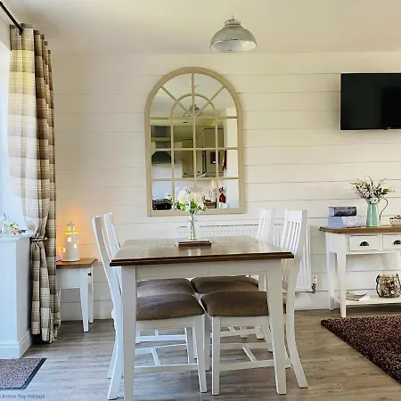 Pearl & Spice Hideaways - 2 Two Bedroom Nearby - Part Of The The Bay Filey Village With Pool, Gym And Direct Access, Pub, Restaurant, Tennis And Meadows Walks * Reighton