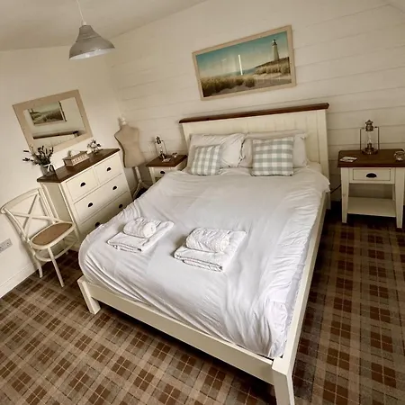 Pearl & Spice Hideaways - 2 Two Bedroom Nearby - Part Of The The Bay Filey Village With Pool, Gym And Direct Access, Pub, Restaurant, Tennis And Meadows Walks Feriehus