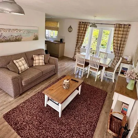 Pearl & Spice Hideaways - 2 Two Bedroom Nearby - Part Of The The Bay Filey Village With Pool, Gym And Direct Access, Pub, Restaurant, Tennis And Meadows Walks *