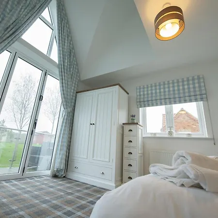 Pearl & Spice Hideaways - 2 Two Bedroom Nearby - Part Of The The Bay Filey Village With Pool, Gym And Direct Access, Pub, Restaurant, Tennis And Meadows Walks