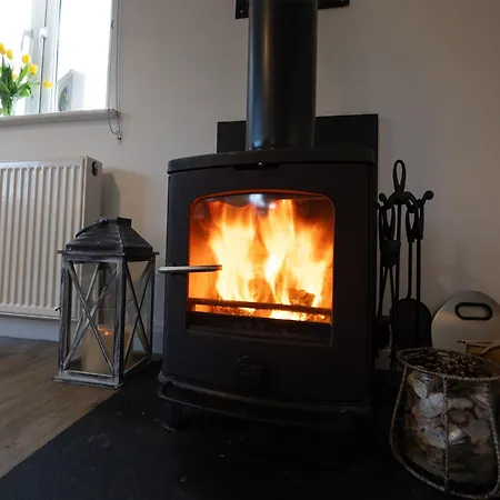 Pearl & Spice Hideaways - 2 Two Bedroom Nearby - Part Of The The Bay Filey Village With Pool, Gym And Direct Access, Pub, Restaurant, Tennis And Meadows Walks Feriehus