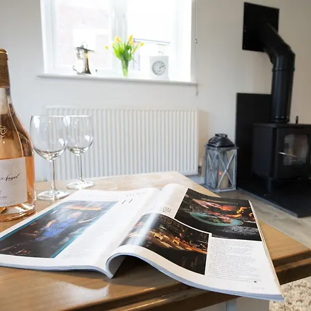 Pearl & Spice Hideaways - 2 Two Bedroom Nearby - Part Of The The Bay Filey Village With Pool, Gym And Direct Access, Pub, Restaurant, Tennis And Meadows Walks *