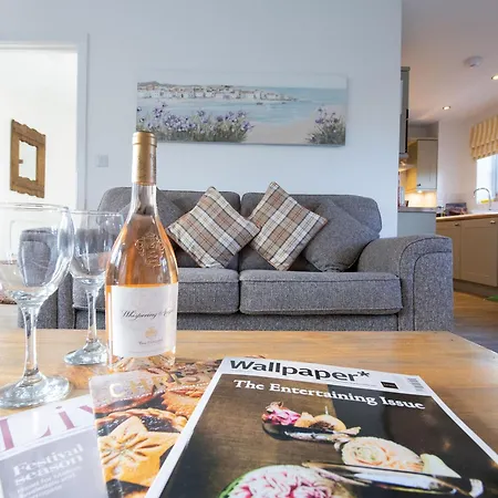 Pearl & Spice Hideaways - 2 Two Bedroom Nearby - Part Of The The Bay Filey Village With Pool, Gym And Direct Access, Pub, Restaurant, Tennis And Meadows Walks Feriehus *